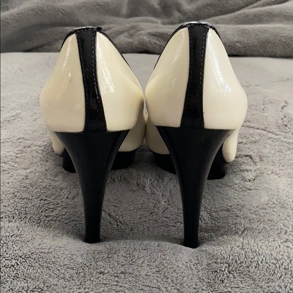 Black and white open toed heels. 7.5M - Picture 3 of 5